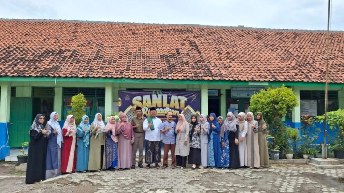 Santri Darurrohmah Gelar Bakti Sosial di SDN 1 Megu Gede