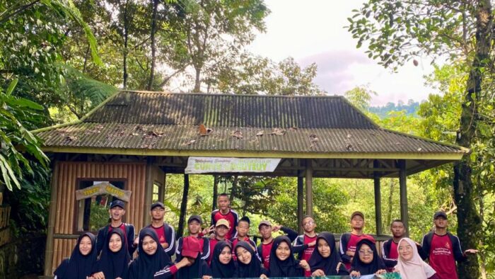 Santri MA Darurrohmah Gelar Tadabur Alam di Curug Cipeteuy, Belajar Syukur Lewat Keindahan Alam
