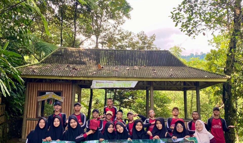 Santri MA Darurrohmah Gelar Tadabur Alam di Curug Cipeteuy, Belajar Syukur Lewat Keindahan Alam